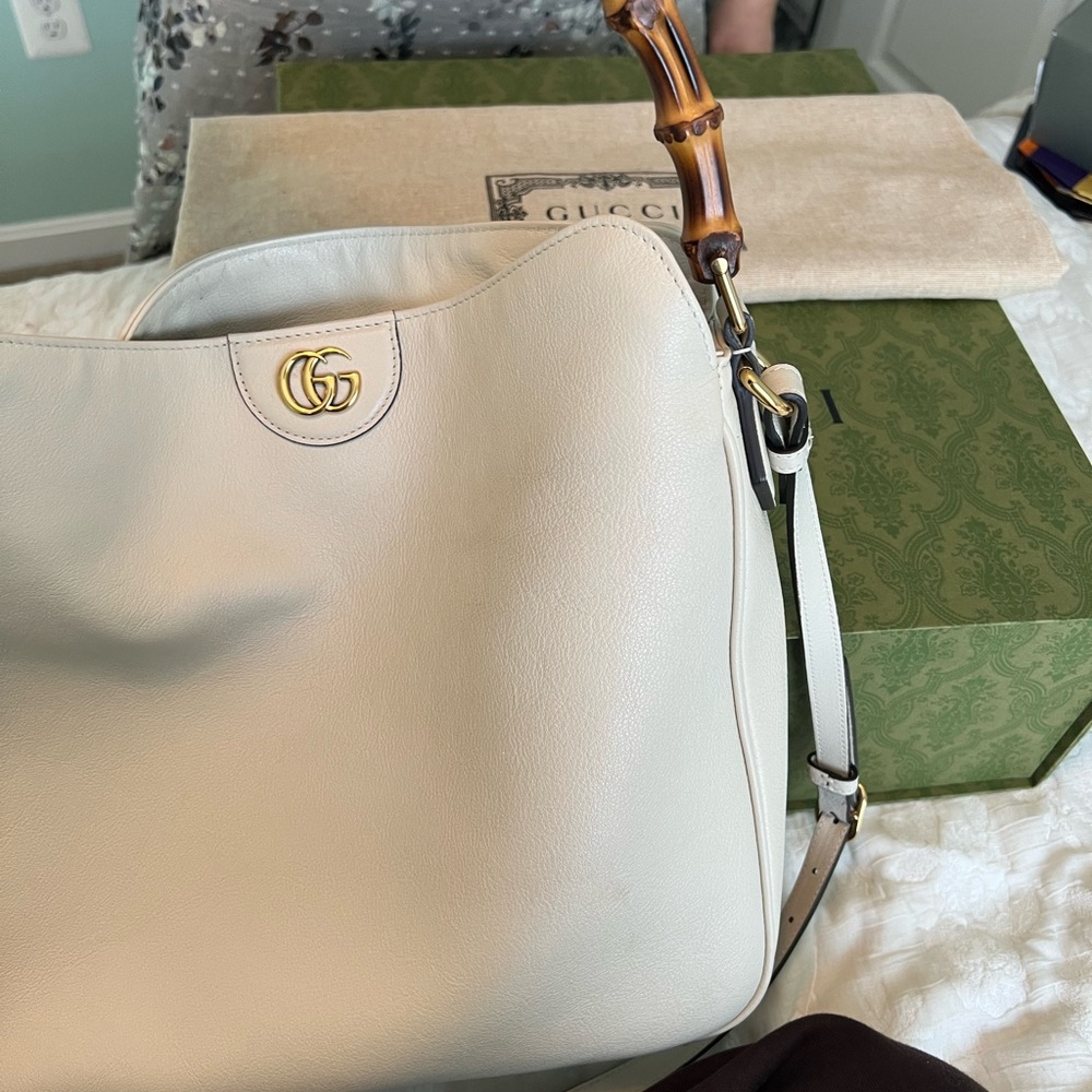 Gucci Cream Leather Shoulder Bag with Bamboo Handle and Gold Logo - Picture 2 of 4